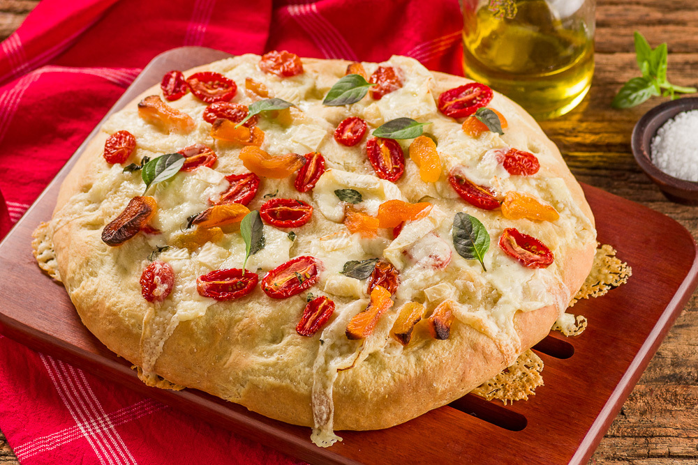 Focaccia De Queijo Camembert Tirolez Tomate Manjericao E Damasco