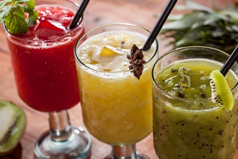 Aprenda a preparar caipirinhas com varias combinações