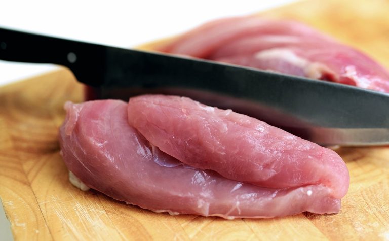 Por que não é seguro lavar carnes cruas antes de prepará-las