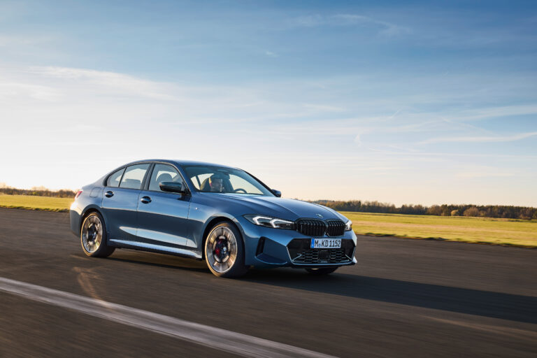 Novo BMW 330e ganha inovações e já está à venda no Brasil