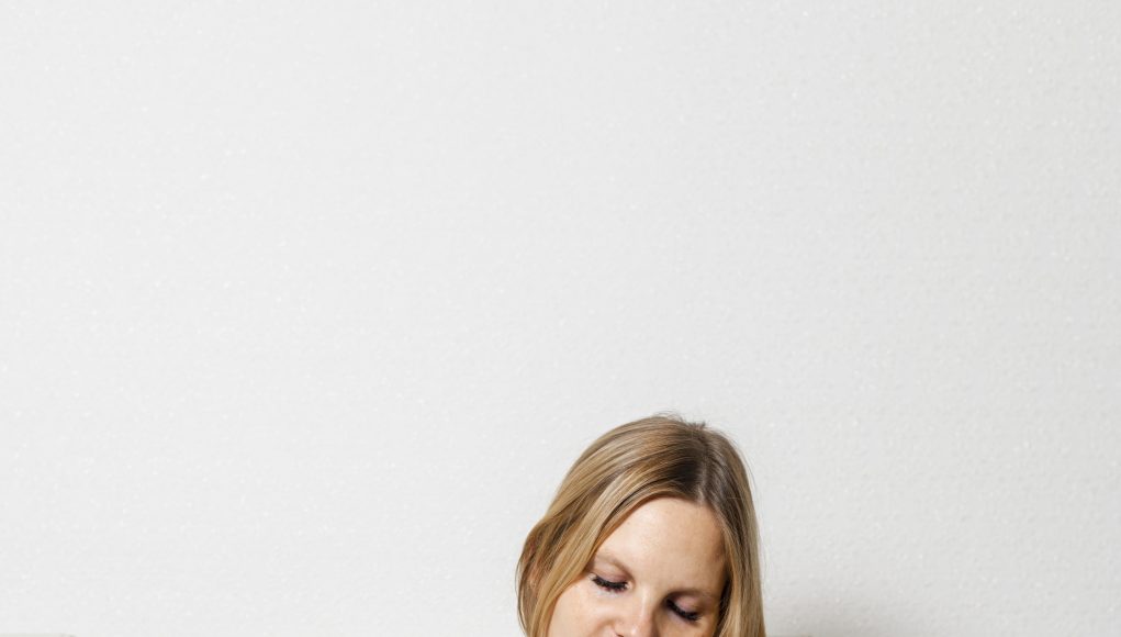 pregnant-woman-using-medical-device