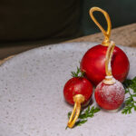 Esfera natalina fina camada de chocolate branco crocante com recheio de nozes caramelizadas mousse de gemas e baunilha e biscuit de conhaque 2