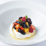 Pavlova com creme inglês, pêssegos, romã, morango e ameixa (8)