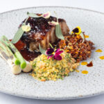 Pernil de porco preto com arroz vermelho, farofa de milho e molho roti (6)