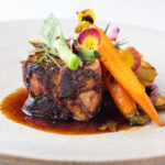 Peru assado lentamente com batatas coradas, mini cenoura e farofa de amêndoas e ervas (5)