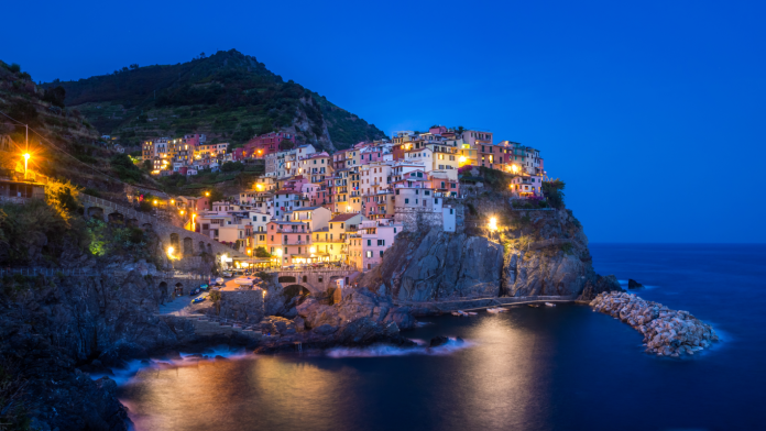 bela-vista-das-luzes-na-vila-manarola-de-cinque-terre-italia (1)