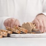 maos-close-up-corte-pao