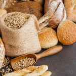 saco-de-sementes-de-trigo-e-variedade-de-bolos (1)