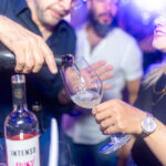 Servindo taça de vinho