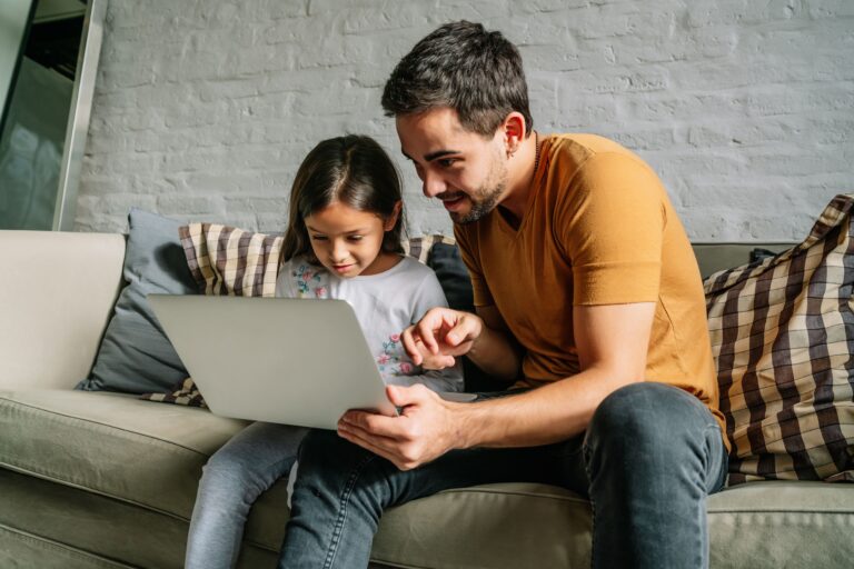 Cinco games para pais e filhos aprenderem inglês juntos