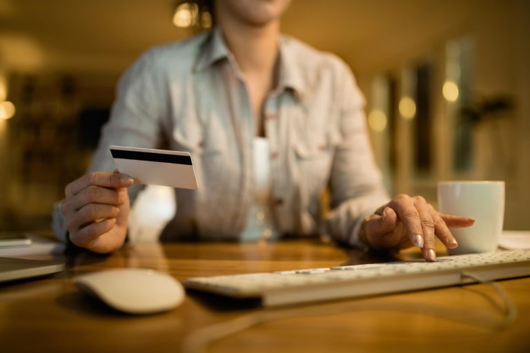 Cartão de crédito pode ajudar a organizar finanças