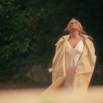 MeuAyrton_S1_EP1_47_Adriane Galisteu em Casa Braga em Portugal