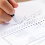closeup-pessoa-assinando-documento-bola-caneta
