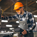 masculino-trabalhador-em-uma-fabrica
