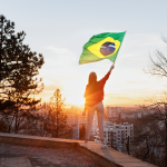 mulher-segurando-bandeira-brasileira-plano-completo