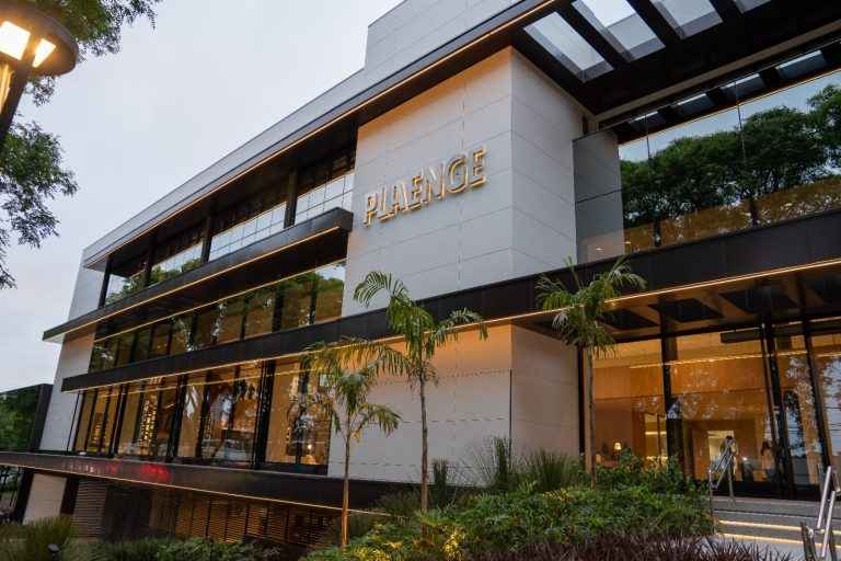 Plaenge inaugura a maior central de decorados do Brasil em Curitiba