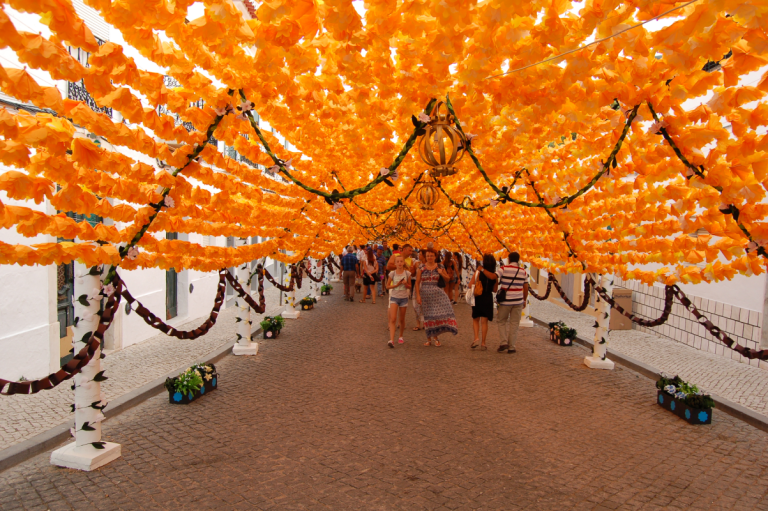Ruas de flores: a magia do Alentejo