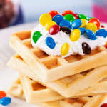 Waffle-com-Confeitos-de-Chocolate-e-Chantilly-2