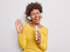 A voz também envelhece: entenda as mudanças no corpo feminino
