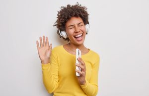 A voz também envelhece: entenda as mudanças no corpo feminino