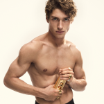 212-MEN-PARFUM-RE26_SCH-64922_MODEL-WITH-PRODUCT (1)