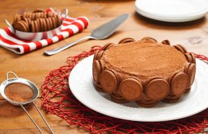 Torta mousse de chocolate com biscoito recheado