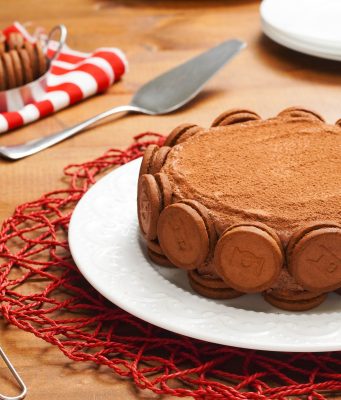 Torta mousse de chocolate com biscoito recheado