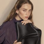 PULE1360_LEATHERGOOD_SOCIAL_STATIC_WORN_TOTE_CLOSE_UP_SUPPLENESS_GM_BLACK_24x30